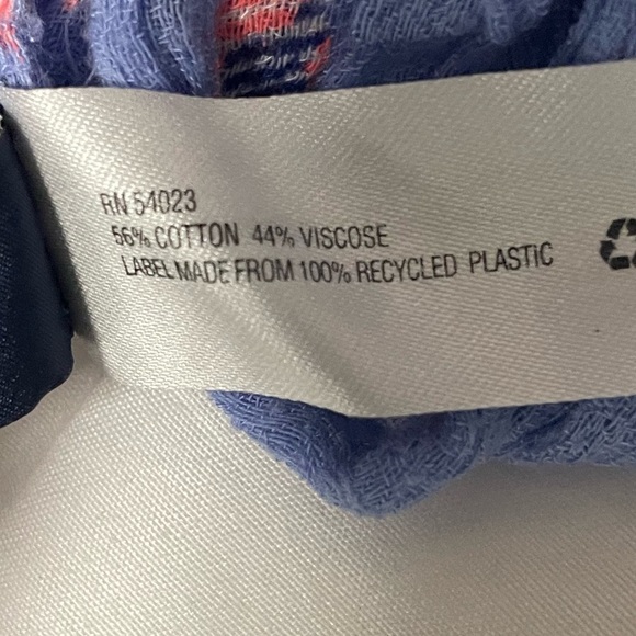 Gap pashmina in a blue and red novelty birds print. - Picture 4 of 5